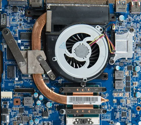 مبدّد الحرارة والمروحة — Heatsink & Fan